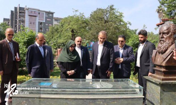 ادای احترام سخنگوی دولت به هوشنگ ابتهاج ادای احترام سخنگوی دولت به هوشنگ ابتهاج