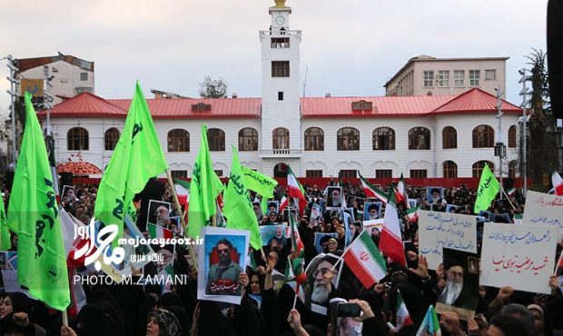 حضور پرشور مردم رشت در محکومیت اقدامات خرابکارانه اغتشاشگران در میدان شهدای ذهاب حضور پرشور مردم رشت در محکومیت اقدامات خرابکارانه اغتشاشگران در میدان شهدای ذهاب