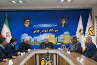 کارکنان صنعت برق با تمام توان در حال خدمت رسانی هستند