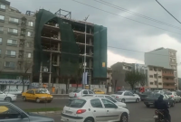 سقوط داربست یک ساختمان در گلباغ نماز رشت+ فیلم سقوط داربست یک ساختمان در گلباغ نماز رشت+ فیلم