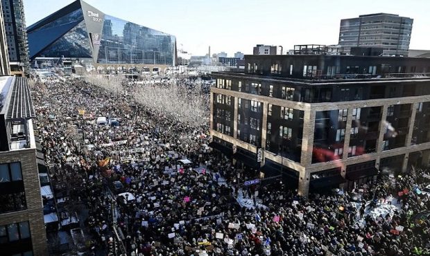 تجمع دهها هزار نفر علیه رفتار وحشیانه اداره مهاجرت آمریکا در مینیاپولیس تجمع دهها هزار نفر علیه رفتار وحشیانه اداره مهاجرت آمریکا در مینیاپولیس